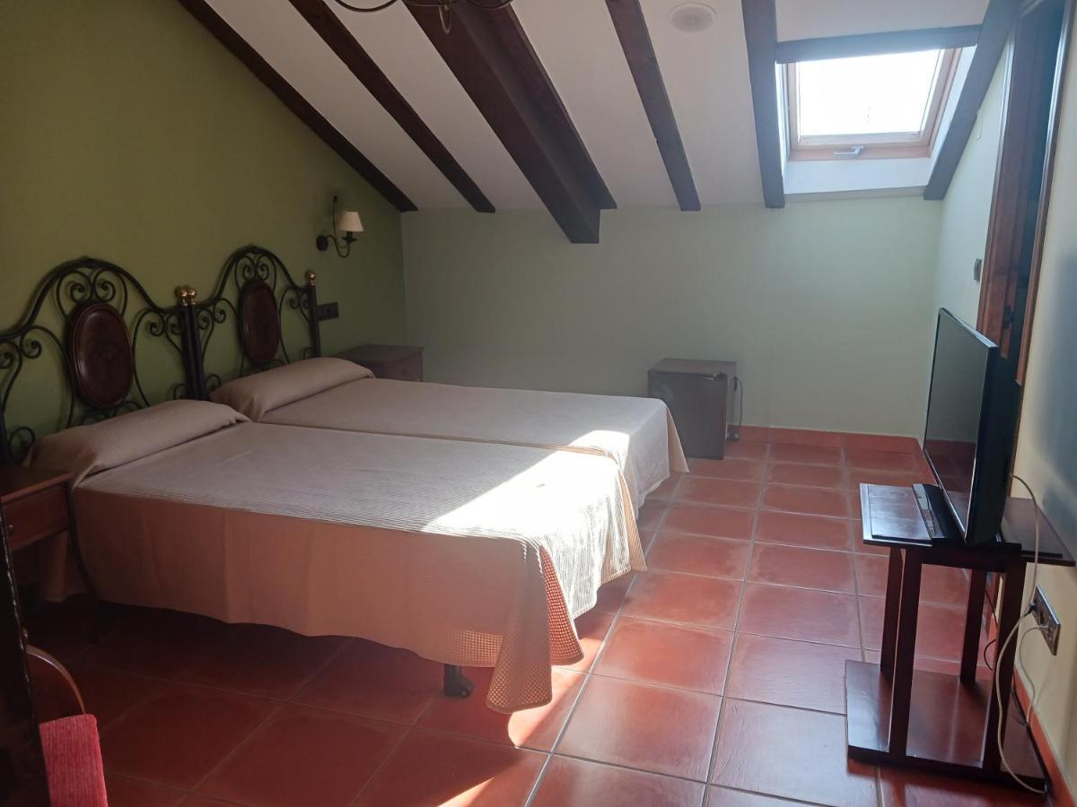 Hotel Restaurante Dona Elvira Nava del Rey Luaran gambar